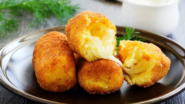 Bombas de papa rellenas de mozzarella en un plato