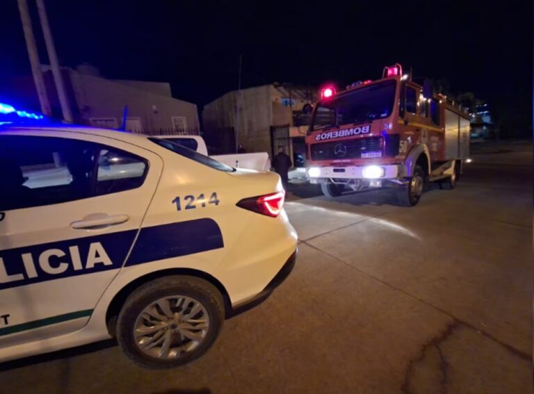 Bombero señalando una instalación eléctrica sobrecargada en una vivienda