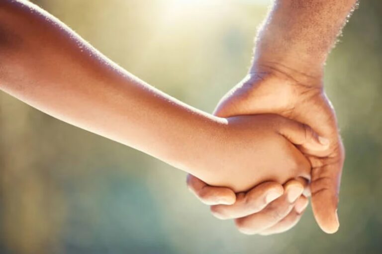 Niño de 9 años en un aula escolar