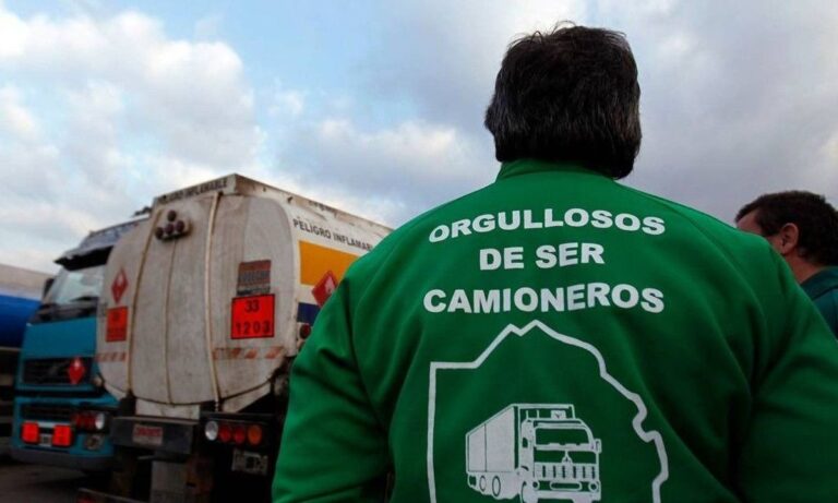 Camión de carga circulando por ruta patagónica