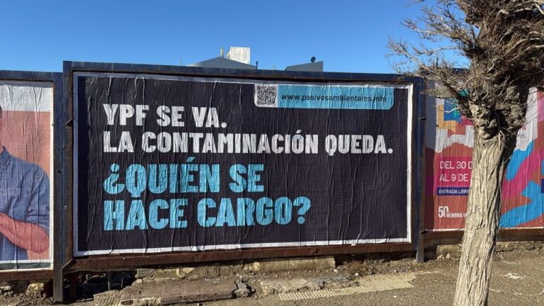 Afiche de la campaña sobre pasivos ambientales en Comodoro Rivadavia