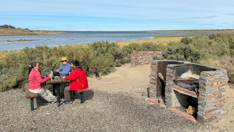 Vista del camping Arroyo Marea en el Parque Provincial Patagonia Azul, con mar y estepa patagónica de fondo