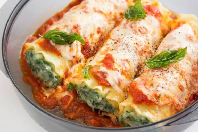 Canelones de ricota y espinaca gratinados en una asadera