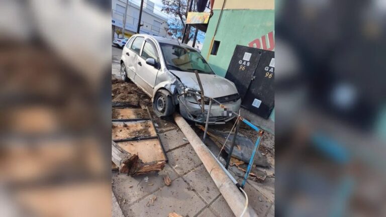 Vehículo impactado contra poste de luz en Trelew