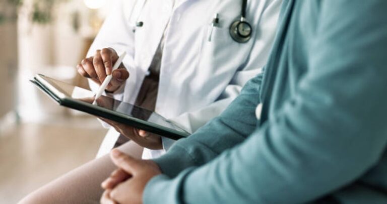 Adultos mayores en una sala de espera de un centro de salud en Chubut