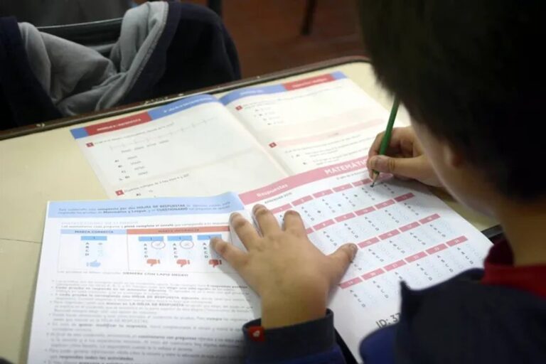 Estudiantes de sexto grado en aula durante las Pruebas Aprender en Chubut