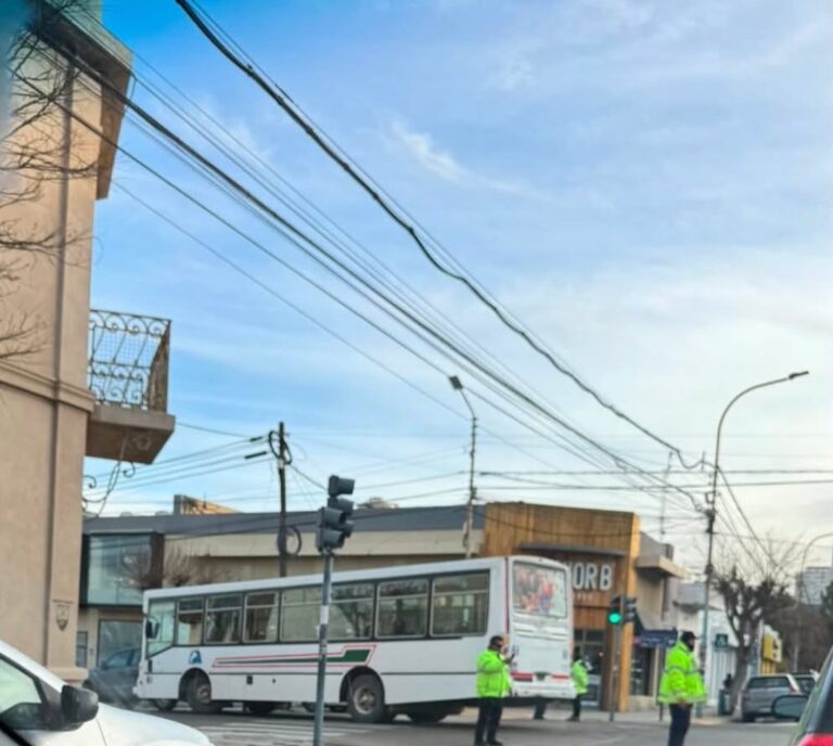 Colectivo chocado contra camioneta en esquina de Comodoro
