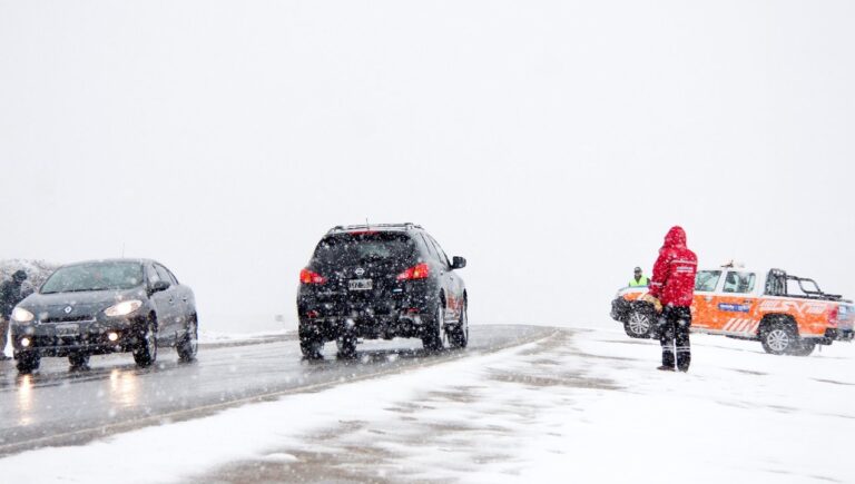 Vehículo circulando en ruta con nieve y escarcha