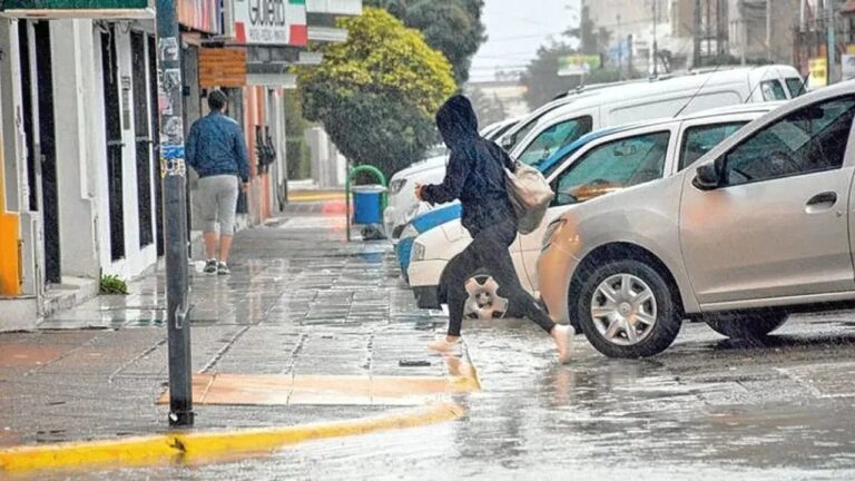 Vista de Comodoro Rivadavia con cielo nublado y lluvia