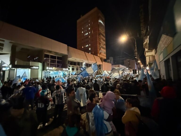 Hinchas argentinos en la calle San Martín de Comodoro Rivadavia celebrando la clasificación al Mundial 2026