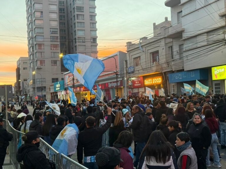 Multitud celebrando en las calles de Comodoro Rivadavia tras el pase de Argentina a la final del Mundial 2026