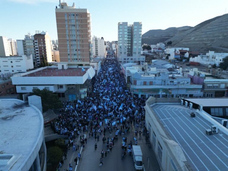 Festejos en las calles de Comodoro Rivadavia tras el triunfo de la Selección Argentina