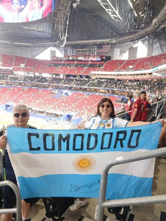 Vecinos de Comodoro Rivadavia con banderas argentinas durante la previa del partido Argentina vs Egipto
