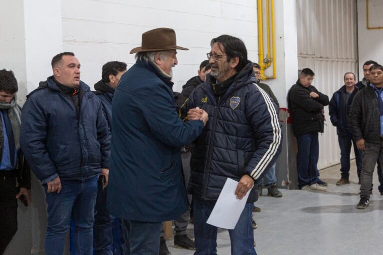 Intendente Othar Macharashvili recorriendo la base de SolBus junto a autoridades y choferes