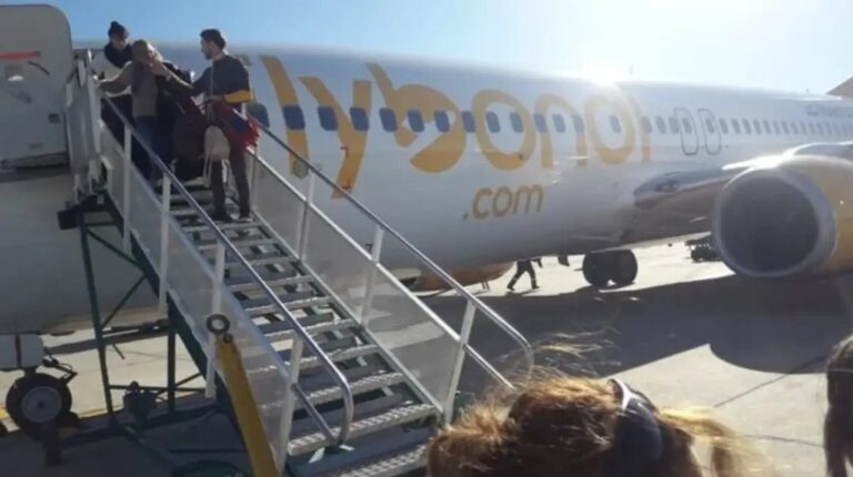 Avión de Flybondi en pista de aterrizaje