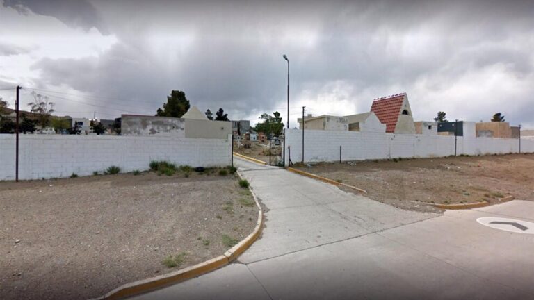 Camioneta Toyota Hilux suspendida sobre un desnivel en el estacionamiento del Cementerio de Caleta Olivia