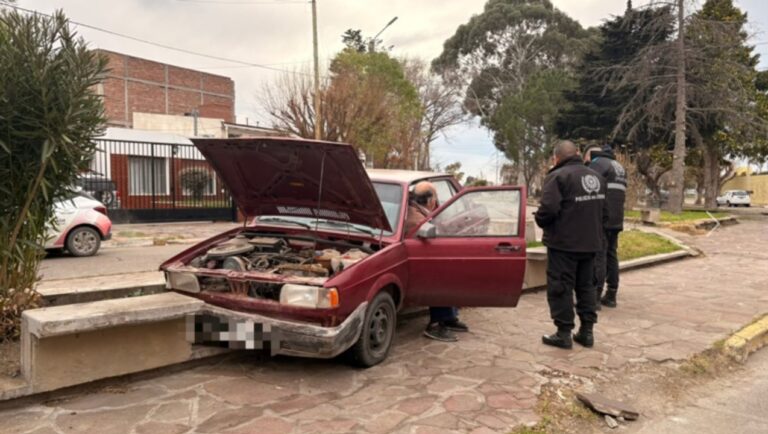 Vehículo Volkswagen Senda accidentado sobre un bulevar en Trelew