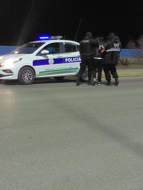 Policía en Comodoro Rivadavia durante procedimiento de tránsito