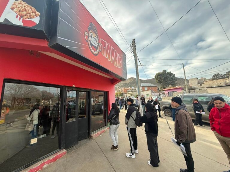 Fila de personas entregando currículum en hamburguesería Tío Mono en Comodoro Rivadavia
