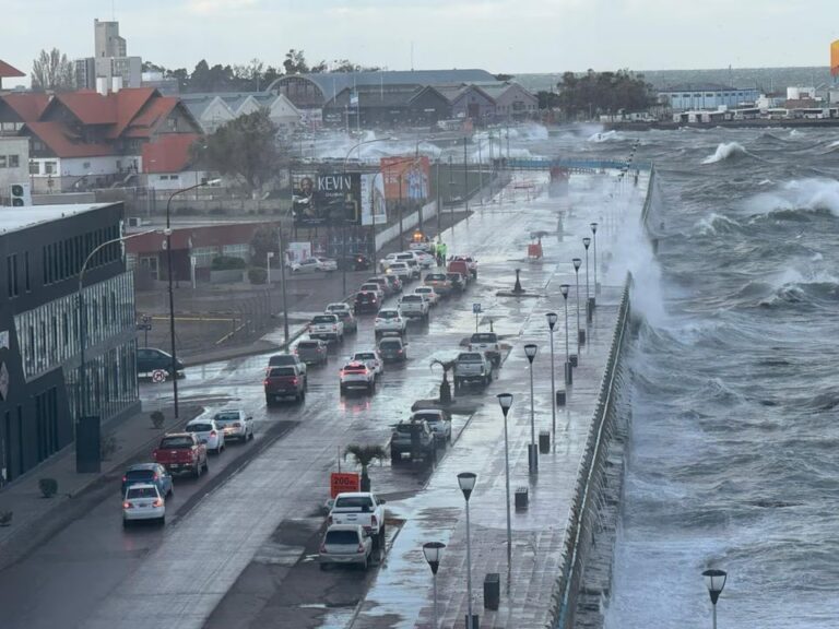 Avenida Ducós en Comodoro Rivadavia con olas impactando en la calzada