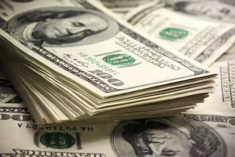Billetes de dólar estadounidense sobre una mesa con una calculadora