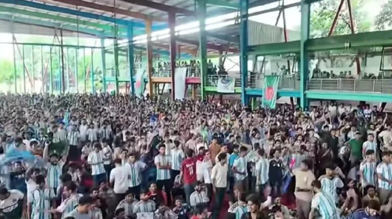 Personas con camisetas argentinas en Bangladesh durante un partido de la Selección