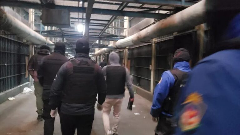 Allanamiento policial en barrio San Lorenzo de Neuquén por estafa telefónica
