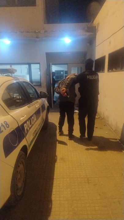 Policía en Comodoro Rivadavia durante procedimiento nocturno