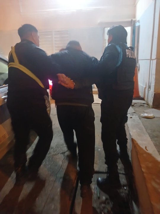 Policía en Comodoro Rivadavia durante un procedimiento