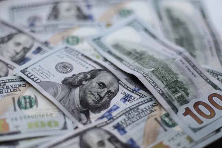 Billetes de dólar estadounidense sobre una superficie