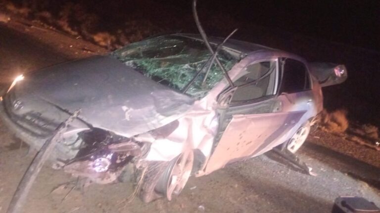 Vehículo volcado en ingreso al barrio Astra, Comodoro Rivadavia