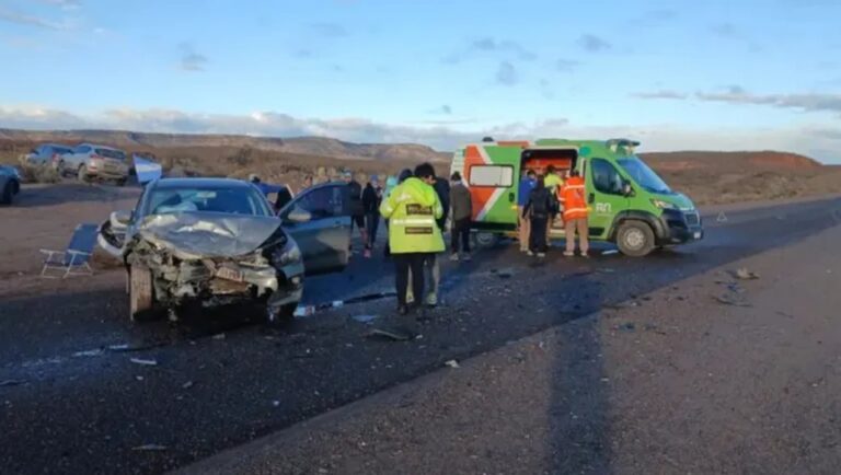 Vehículos impactados en la Ruta Provincial 6 tras un choque en General Roca