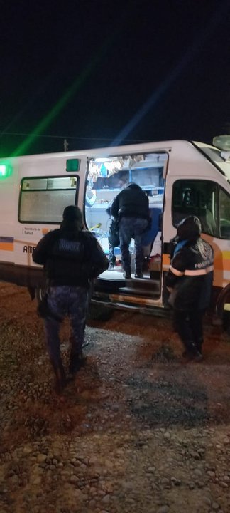 Móvil policial de Infantería en Comodoro Rivadavia durante operativo de emergencia