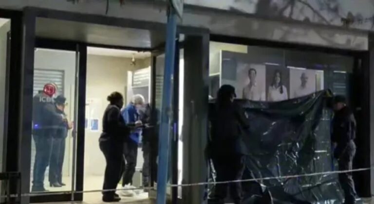 Exterior de un cajero automático del banco ICBC en el centro de Neuquén