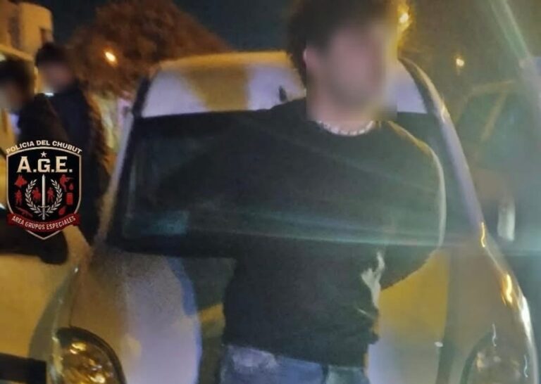 Vehículo policial en Puerto Madryn durante operativo de tránsito