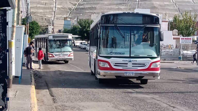 Fabio Boyer al volante de un colectivo de Patagonia Argentina