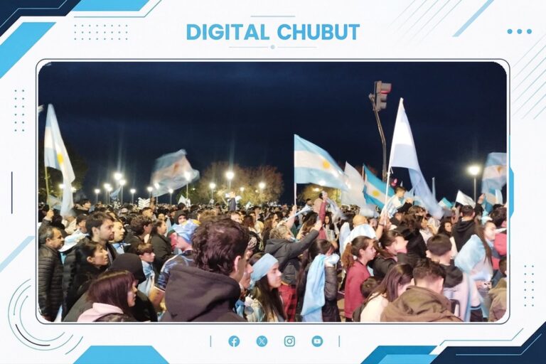 Personas festejando un gol en un partido de fútbol, con banderas argentinas
