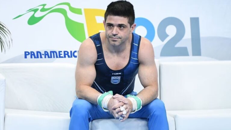 Federico Molinari en competencia de gimnasia artística