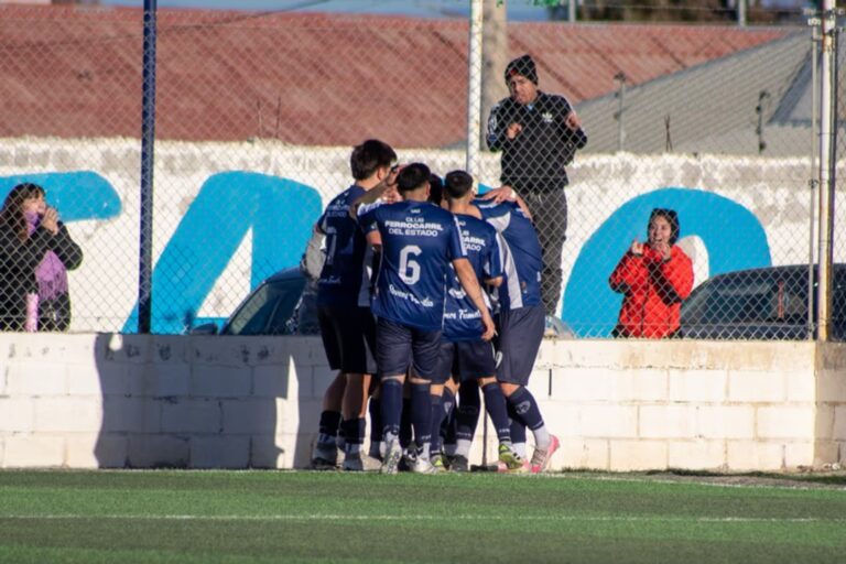 Jugadores de Ferrocarril del Estado celebrando un gol en La Nueva Salitrera