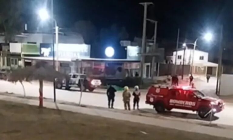 Calle en Añelo durante operativo policial tras muerte en festejos