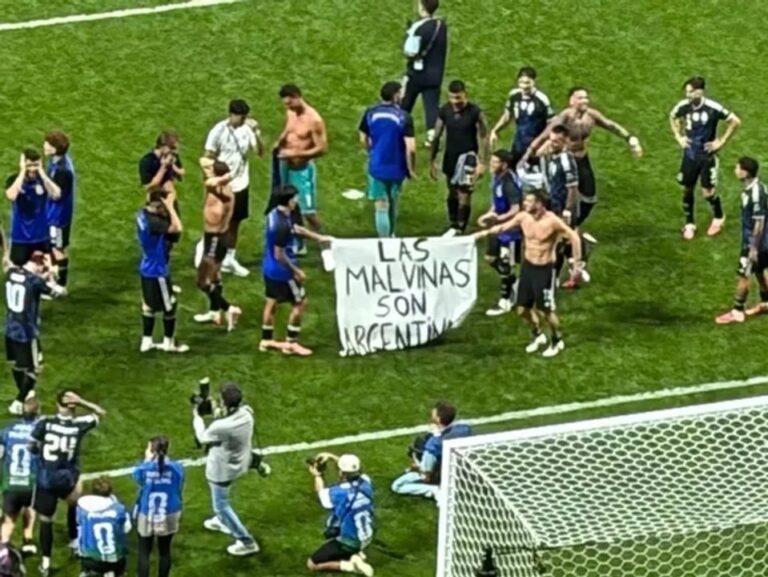 Bandera de las Islas Malvinas exhibida en el estadio durante el Mundial 2026