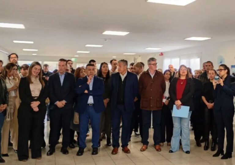 Rolando Figueroa durante la inauguración de la ampliación del Instituto de Formación Docente N° 14