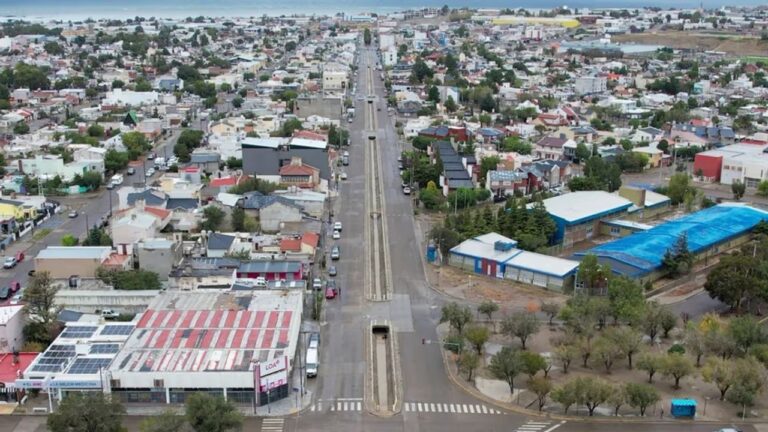 Firma de contrato para construcción de descarga al mar en Comodoro Rivadavia