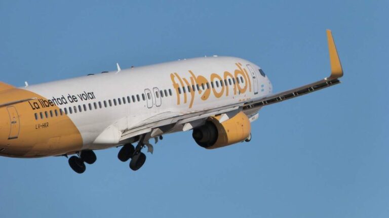 Avión de Flybondi en pista de aeropuerto