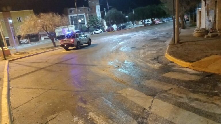 Personal de Defensa Civil esparciendo sal en una calle con hielo en Comodoro Rivadavia