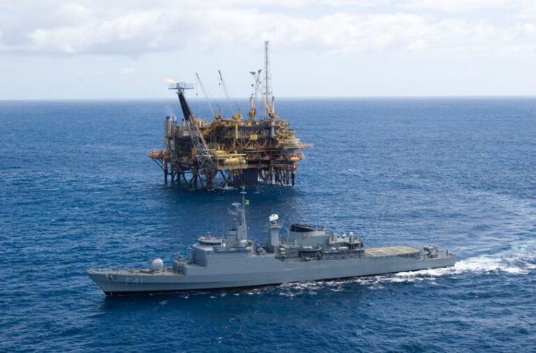 Plataforma petrolera en el mar
