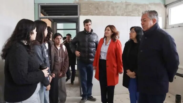 Gobernador Rolando Figueroa durante recorrida de obras en Plottier