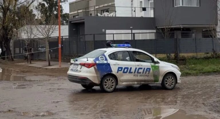Auto abandonado en colectora de Ruta Nacional 22 en Fernández Oro donde fue hallado el cuerpo de Franco Nicolás Padilla