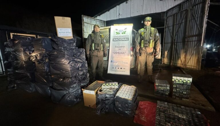 Vehículo Hyundai Terracan abandonado en cauce de agua con carga de cigarrillos
