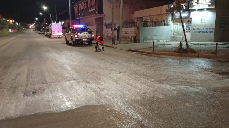 Calle de Comodoro Rivadavia con sal esparcida por heladas